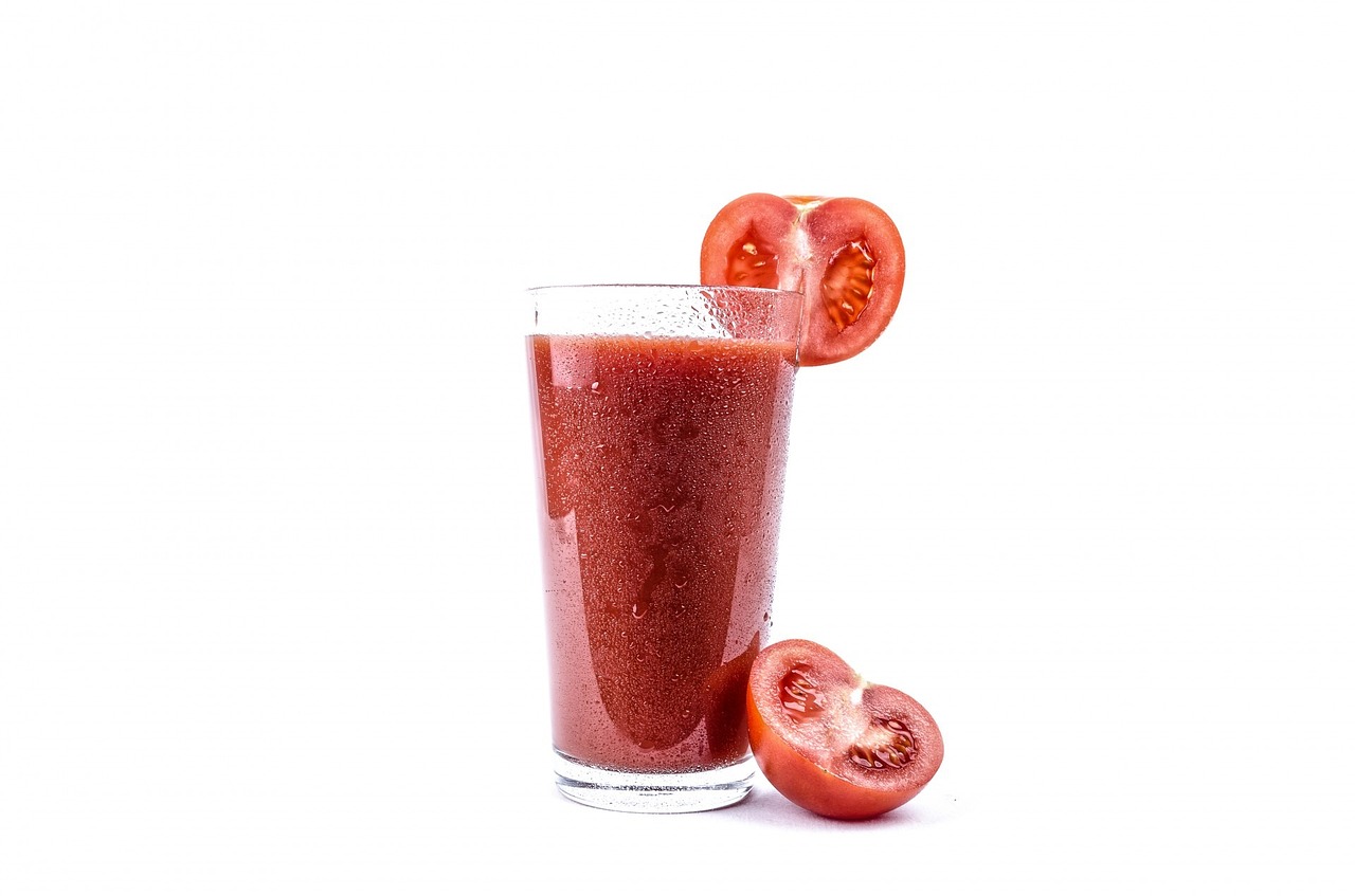 What advantages does drinking tomato juice have?